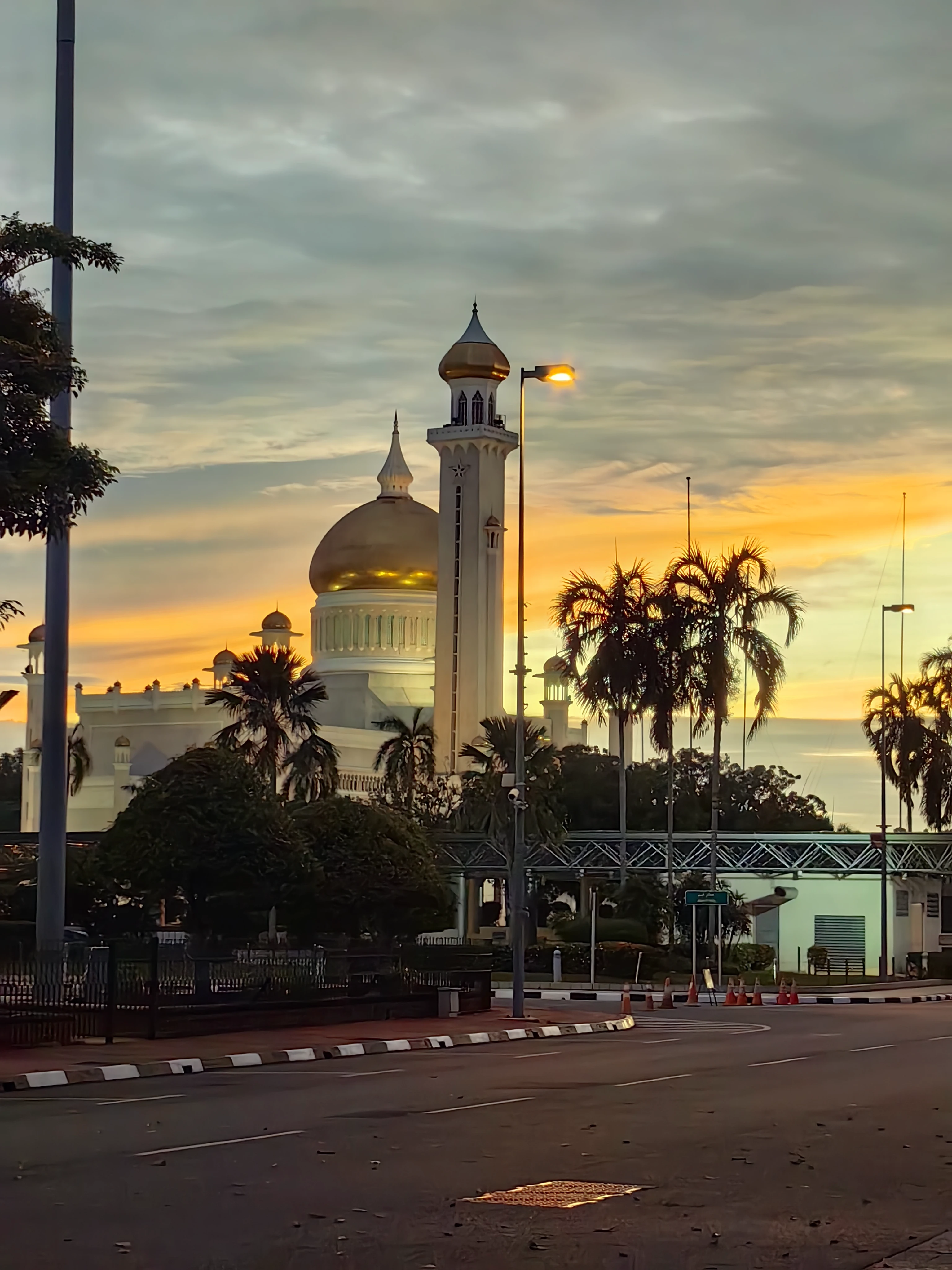 Meczet w Brunei o zachodzie słońca