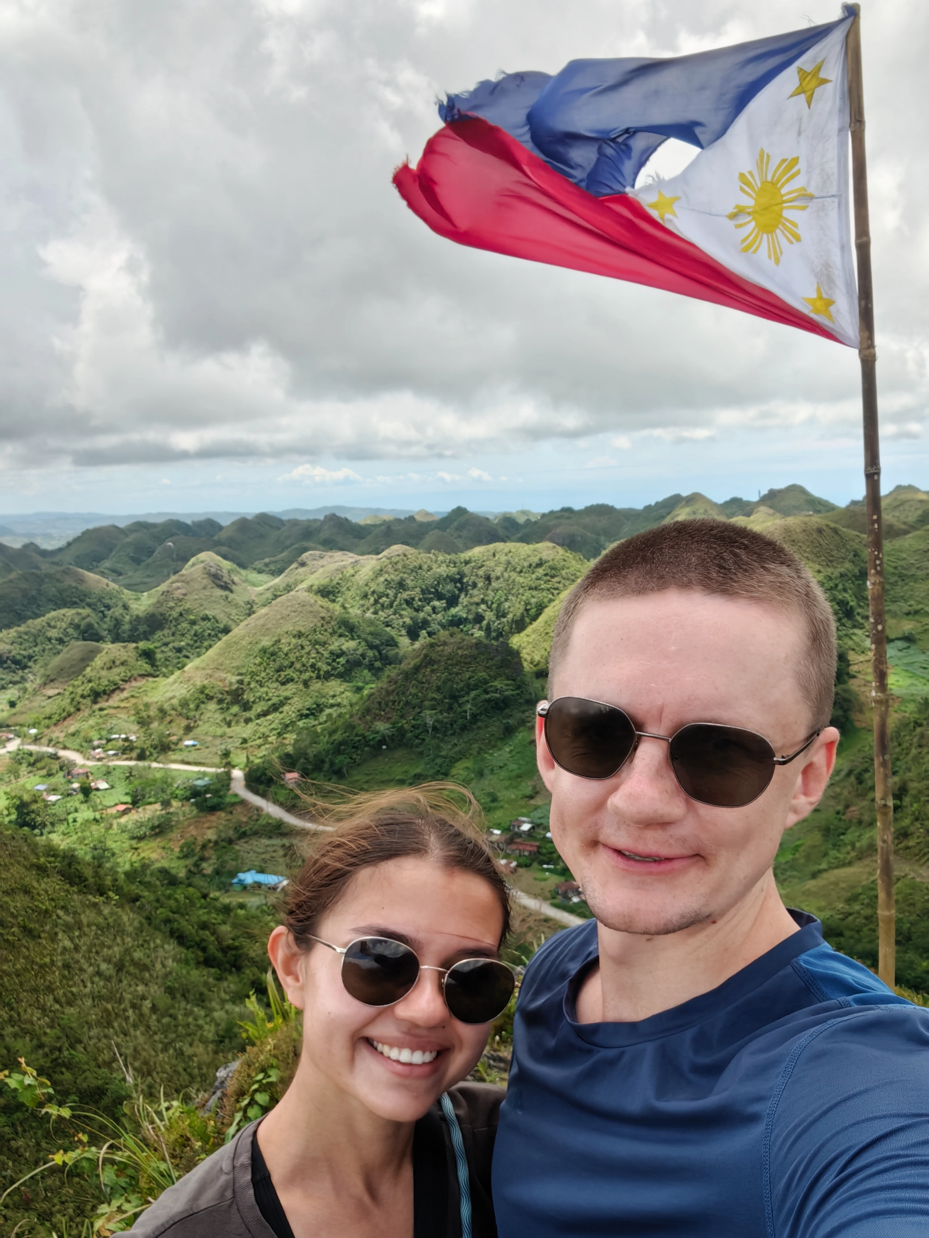 Cebu – para z flagą Filipin