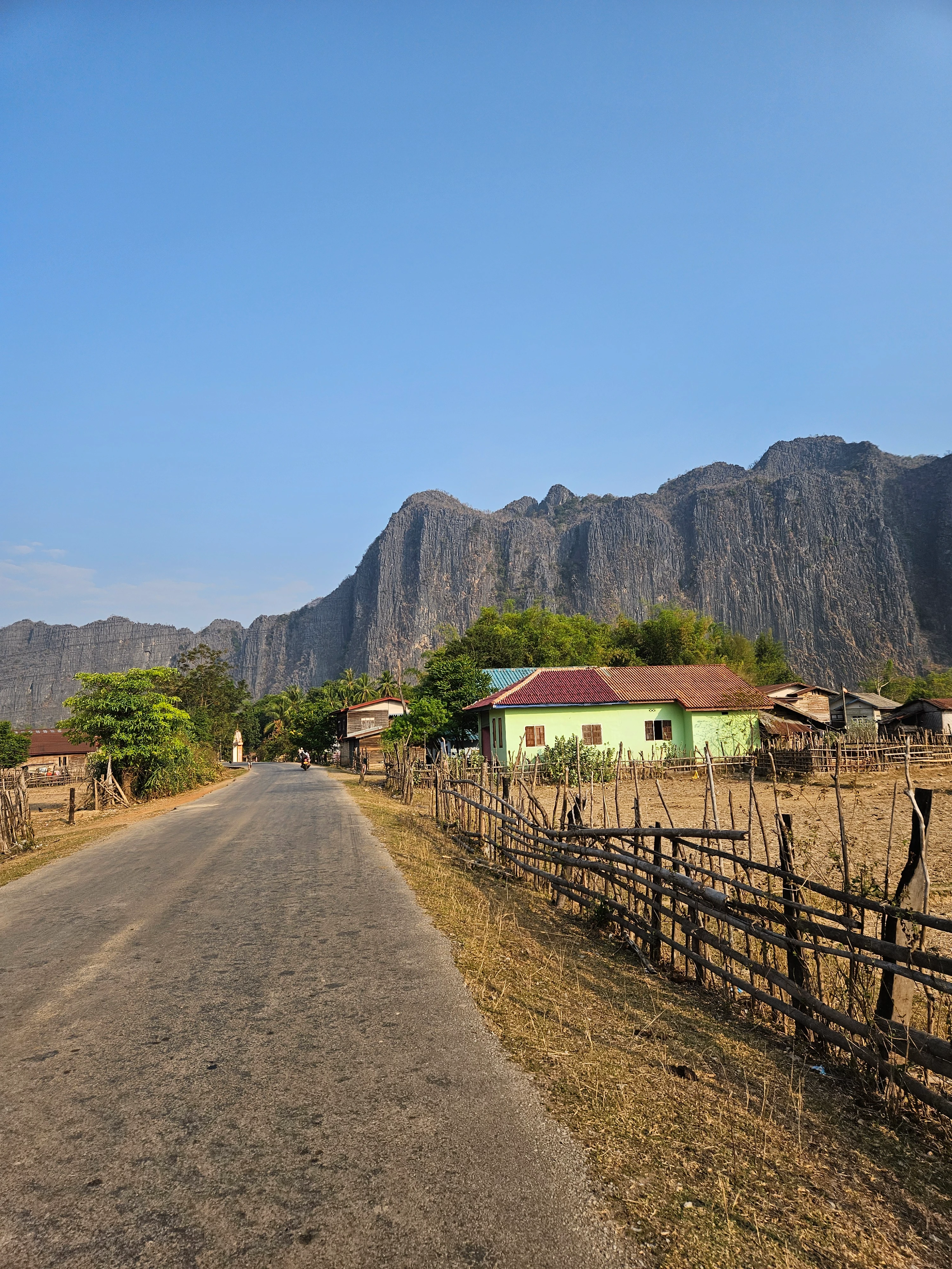 Laos – wioska i góry krasowe