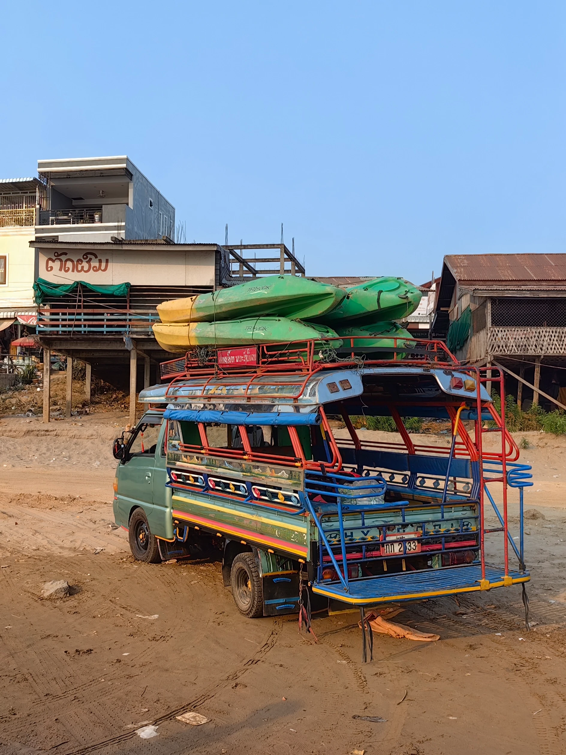 Laos – transport, ciężarówka z kajakami