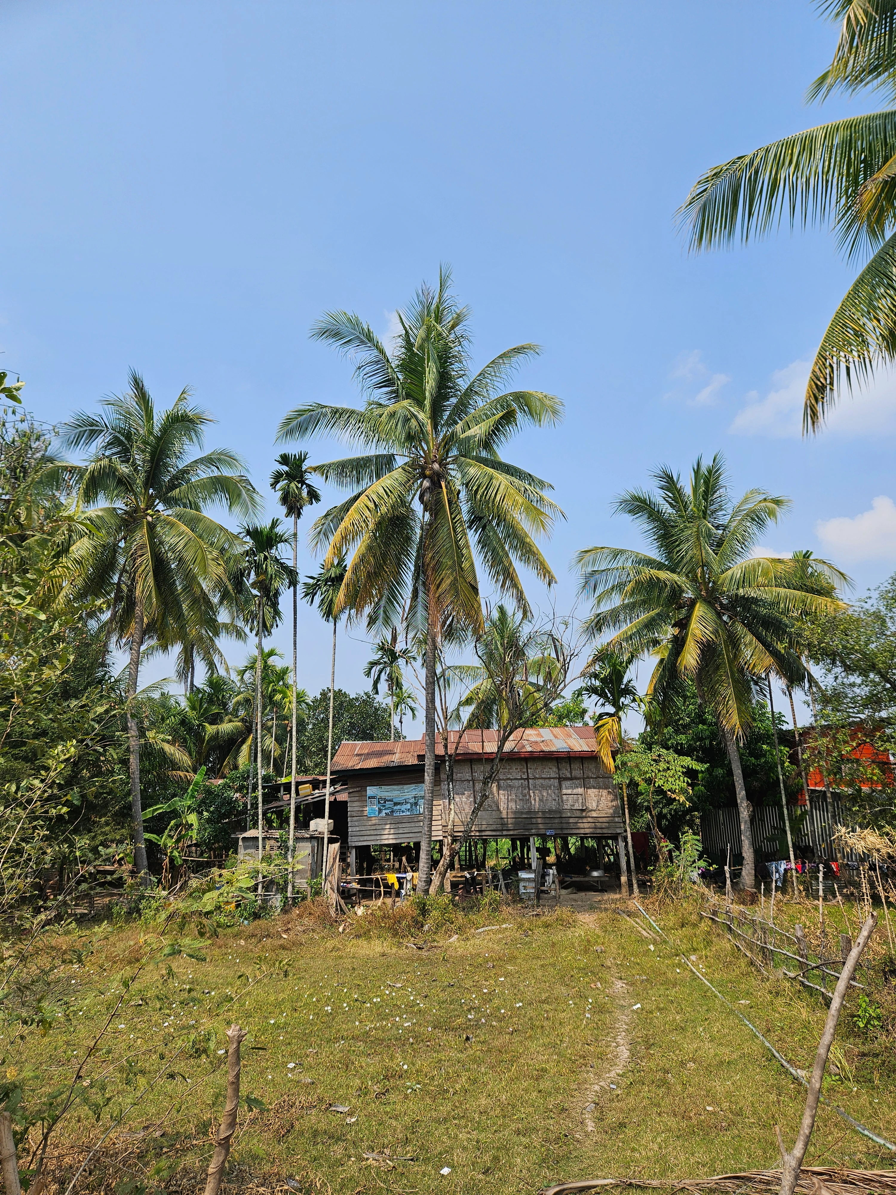 Laos – tradycyjna wioska, dom na palach