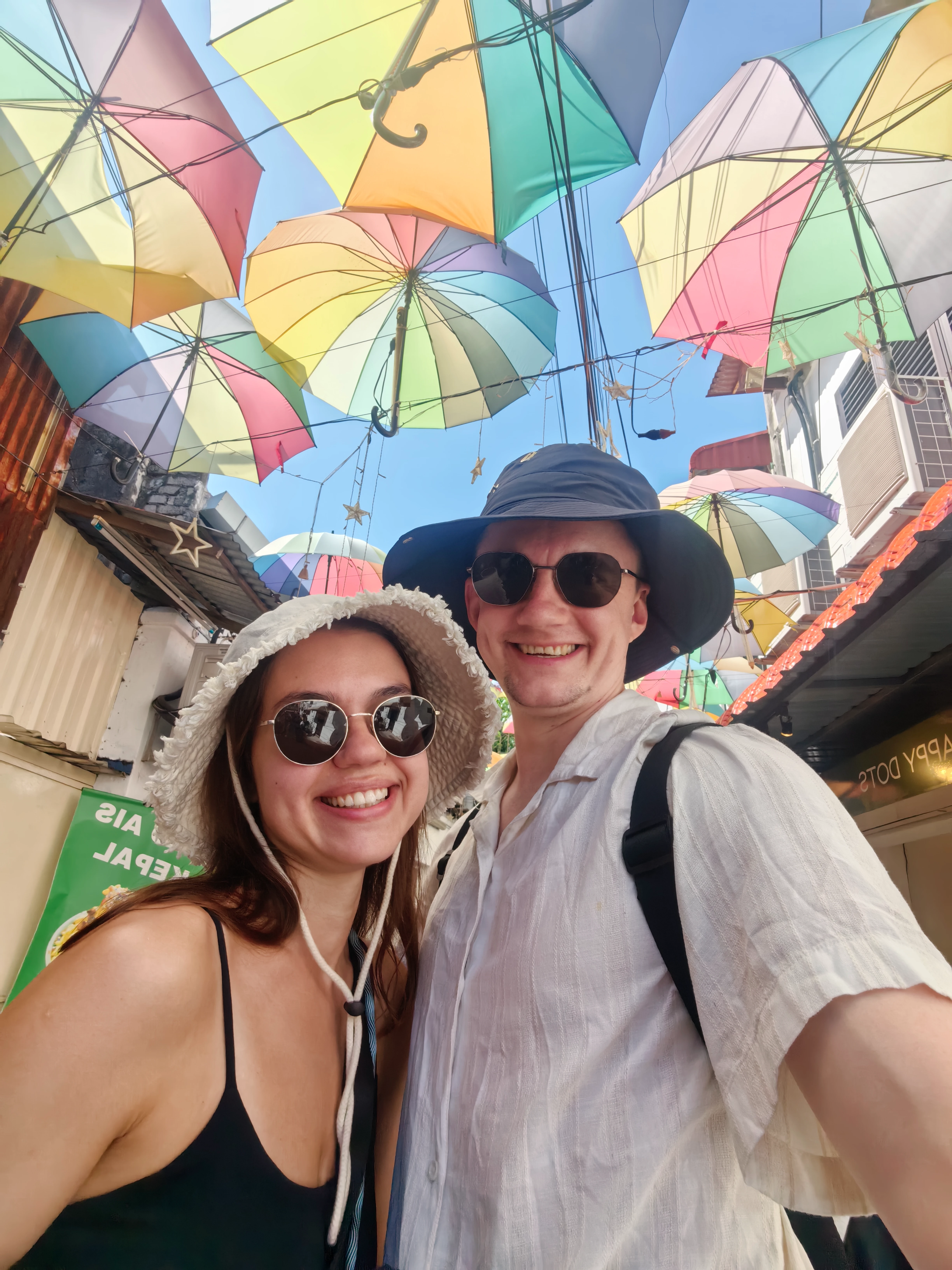 George Town – kolorowe parasolki, para