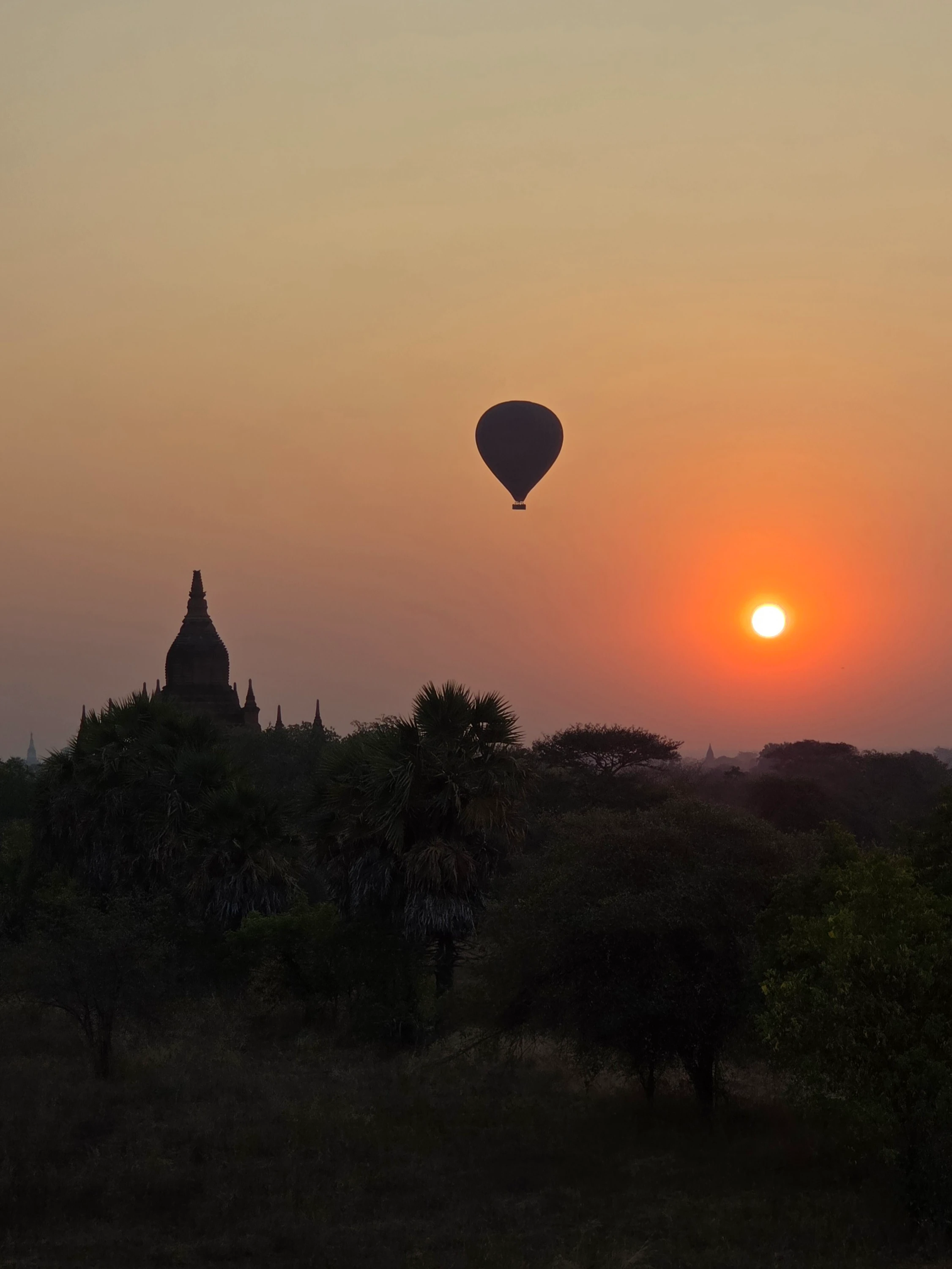 Balon nad Bagan o wschodzie słońca – Mjanma