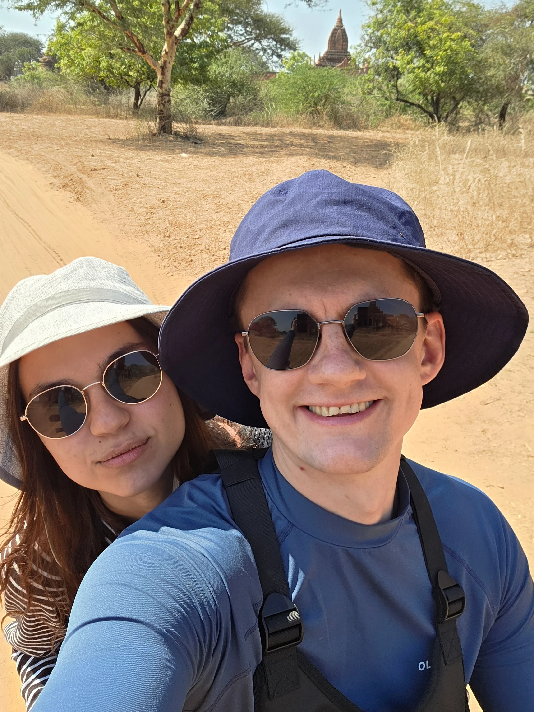 Para podróżników – selfie na skuterze w Bagan, Mjanma