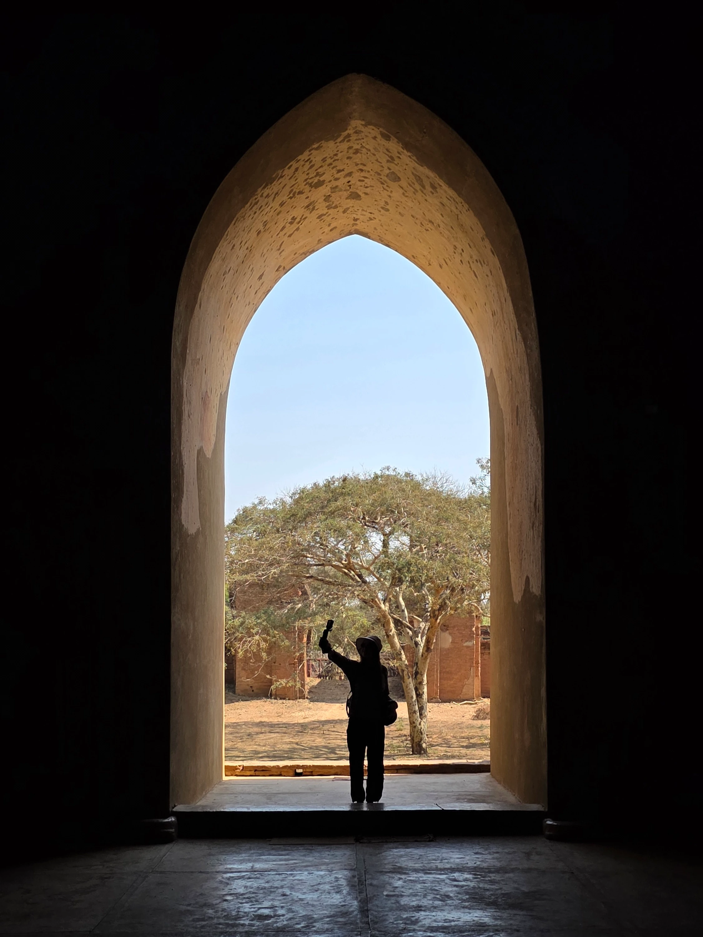 Sylwetka kobiety w łuku świątyni – Bagan, Mjanma