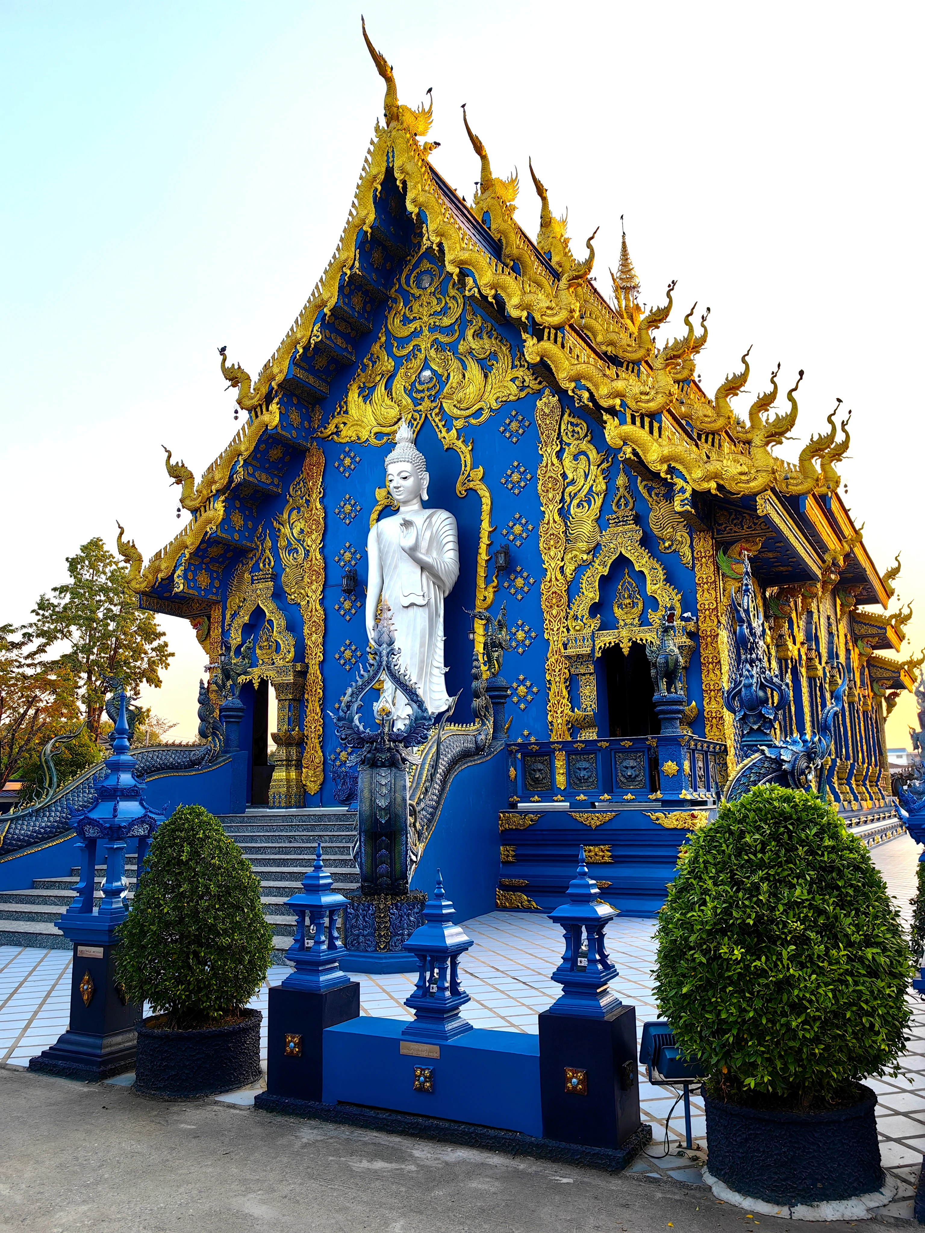 Tajlandia – Chiang Rai, niebieska świątynia Wat Rong Suea Ten