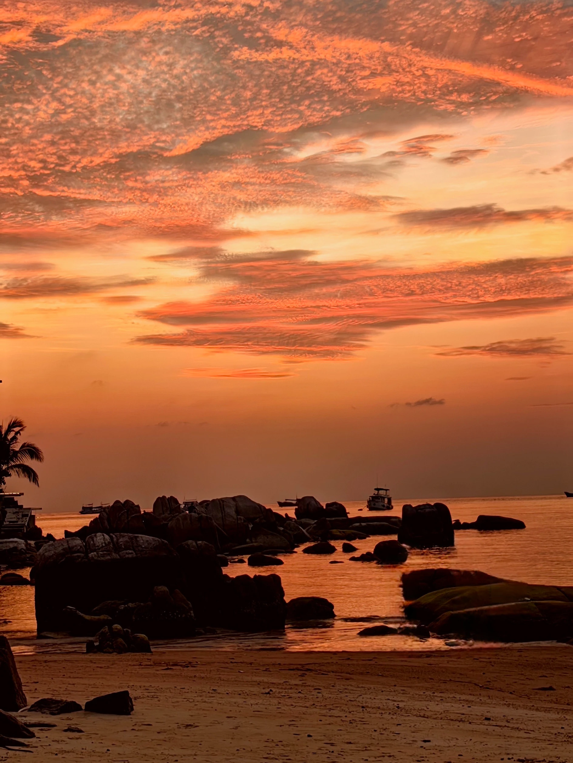 Tajlandia – Koh Tao, zachód słońca, plaża i skały