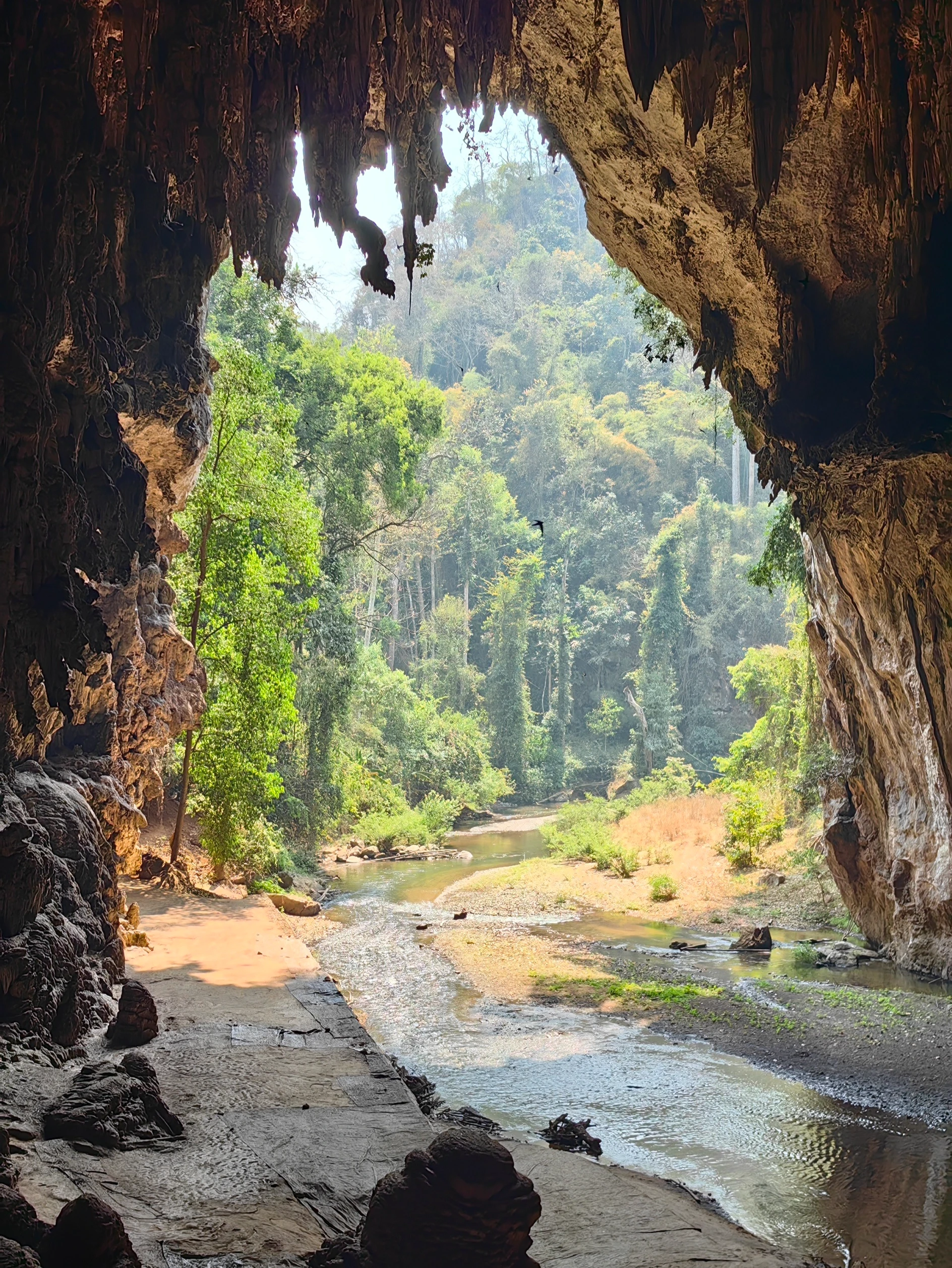 Tajlandia – Tham Lod Cave, jaskinia i rzeka