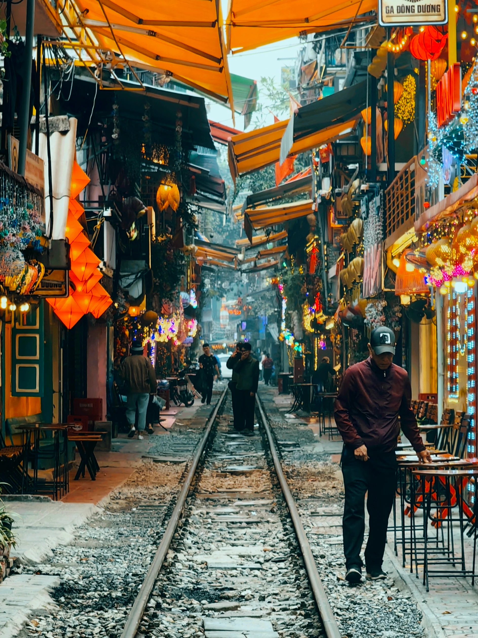 Hanoi – Train Street, kawiarnie i tory