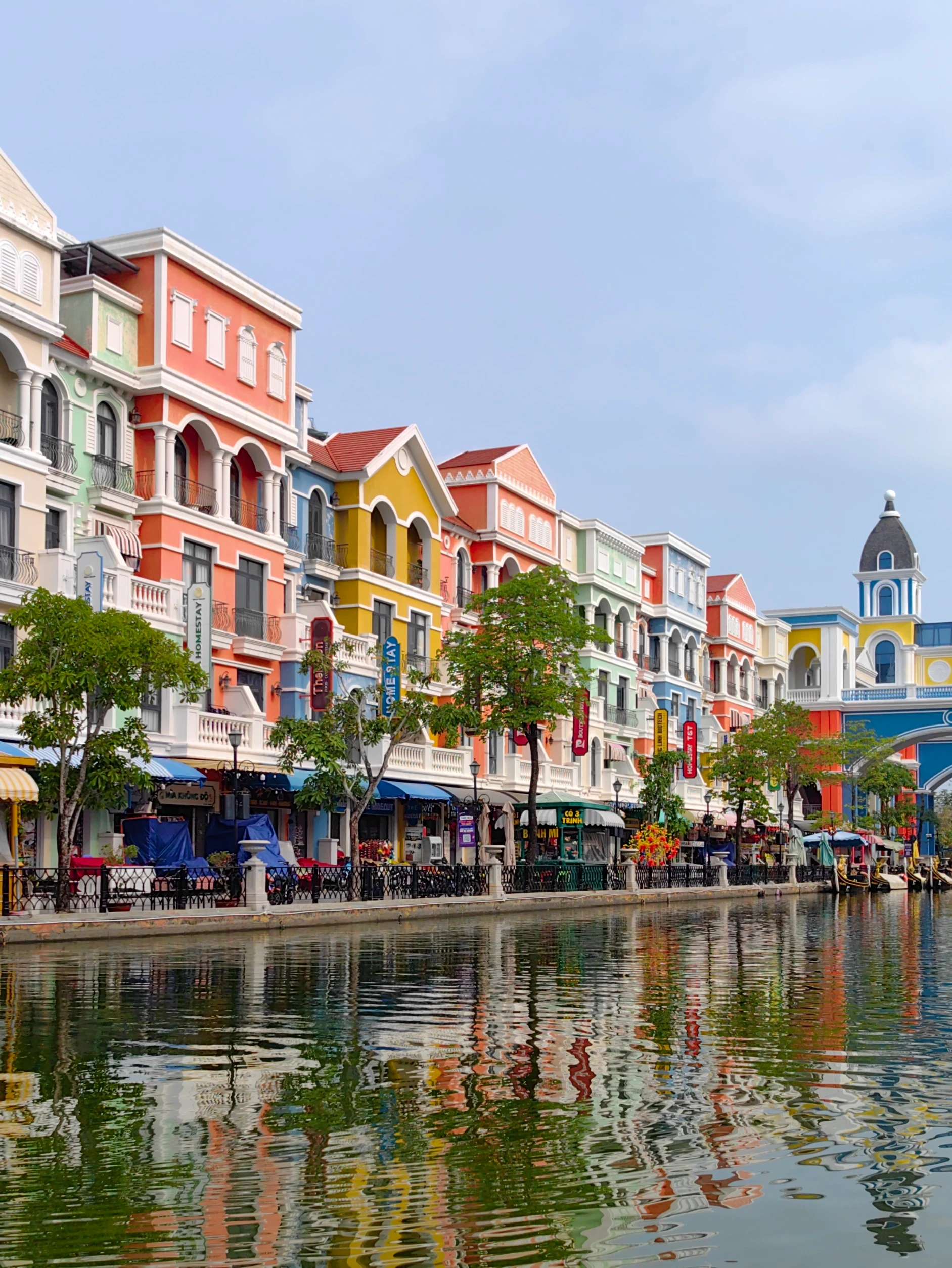 Phu Quoc – Grand World, kolorowe kamienice