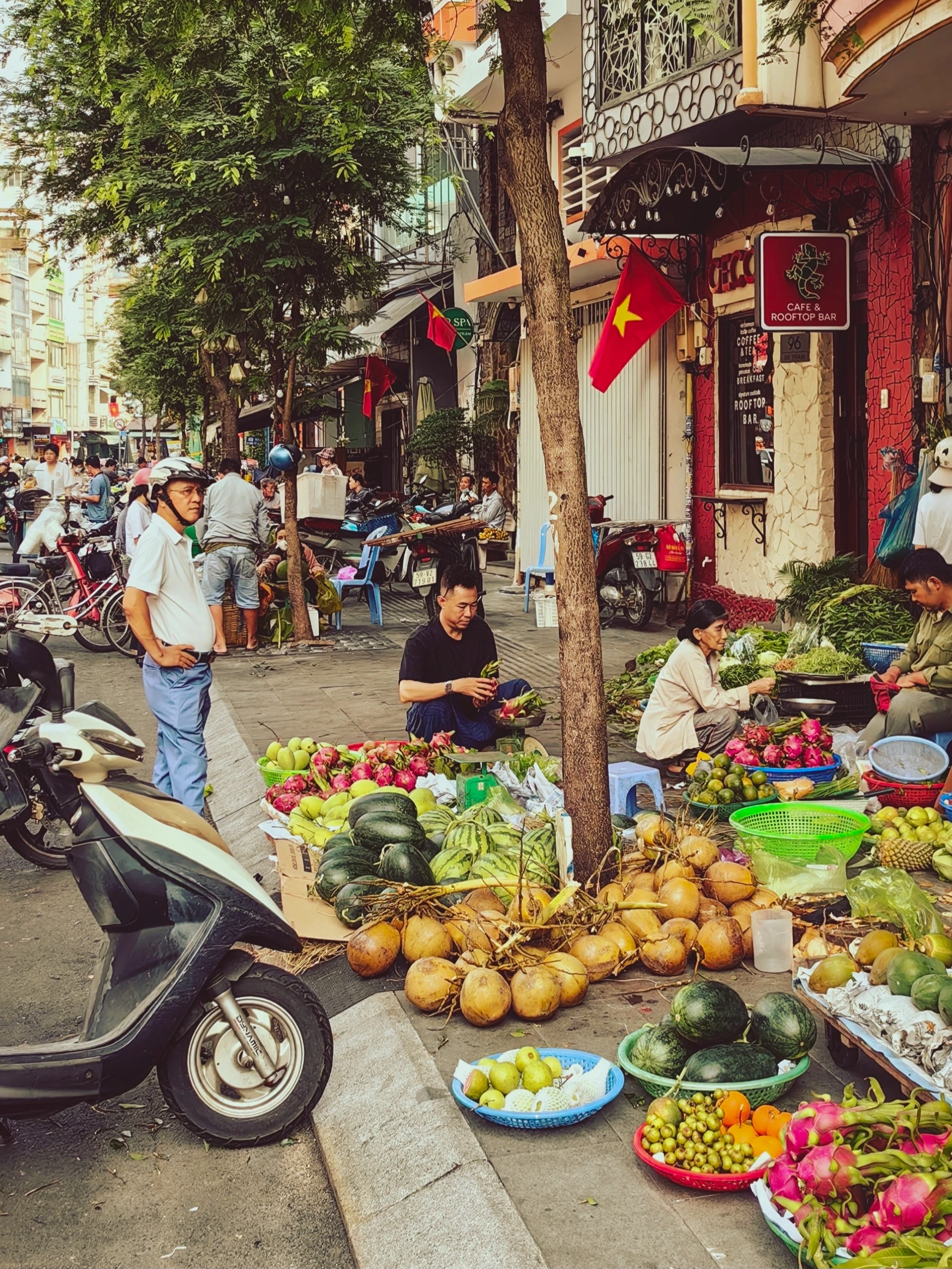 Hanoi – targ uliczny, owoce, smoczy owoc